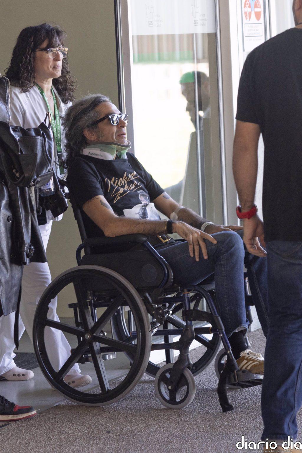 ¡Exclusiva! Mario Vaquerizo abandona el hospital en silla de ruedas y con collarín tras su brutal caída