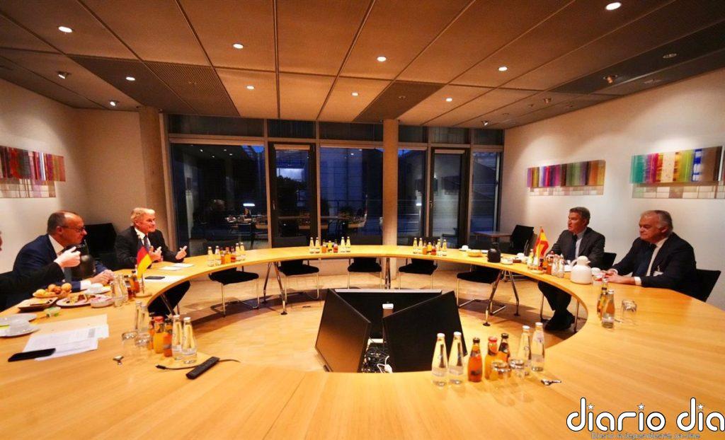 Feijóo avisa a Sánchez desde Alemania que España "no puede quedarse al margen" de la UE en política migratoria