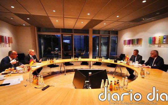 Feijóo avisa a Sánchez desde Alemania que España "no puede quedarse al margen" de la UE en política migratoria