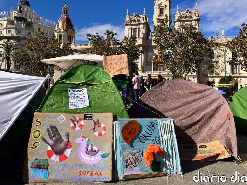 La acampada por el derecho a la vivienda en la plaza del Ayuntamiento de València se mantendrá esta noche