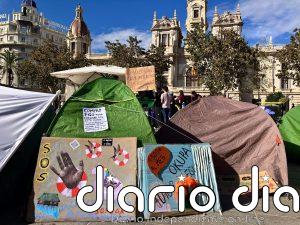 La acampada por el derecho a la vivienda en la plaza del Ayuntamiento de València se mantendrá esta noche