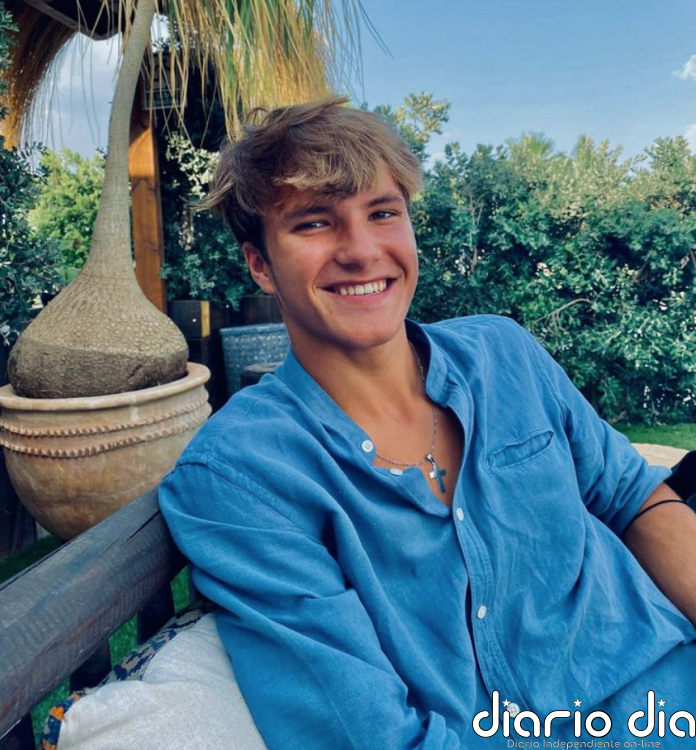 La cámara de una gasolinera grabó a Álvaro Prieto en el techo de un tren - Agencia de Noticias