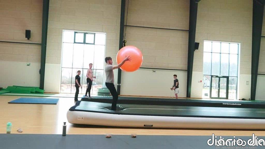 Las divertidas acrobacias con una pelota de pilates