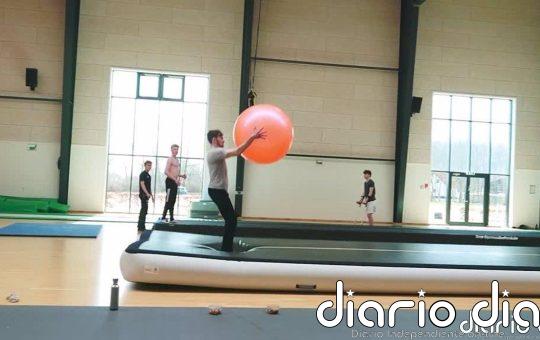 Las divertidas acrobacias con una pelota de pilates