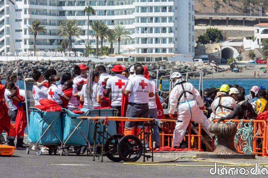 Llegan 231 migrantes en un cayuco que arriba por sus propios medios al muelle de Arguineguín, en Gran Canaria