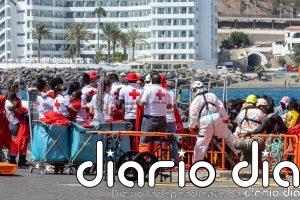 Llegan 231 migrantes en un cayuco que arriba por sus propios medios al muelle de Arguineguín, en Gran Canaria