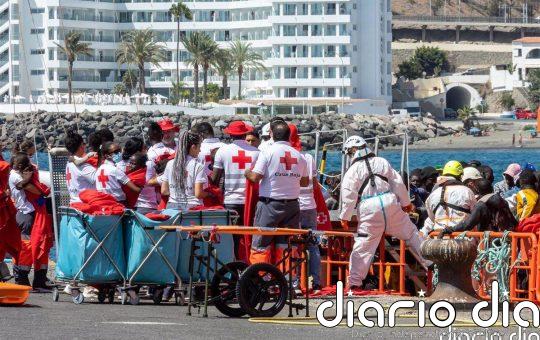 Llegan 231 migrantes en un cayuco que arriba por sus propios medios al muelle de Arguineguín, en Gran Canaria