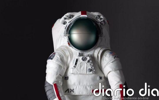 Los astronautas que volverán a la Luna llevarán trajes diseñados por Prada: "Houston, tenemos nuevo traje espacial"
