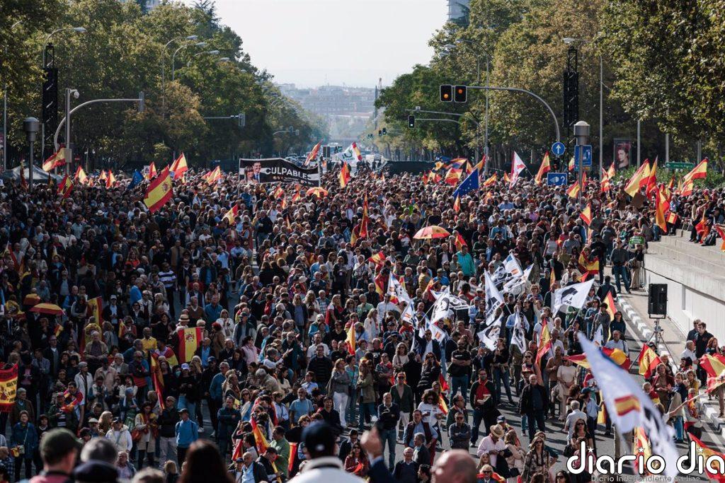 Miles de personas se manifiestan contra el Gobierno en Madrid y piden elecciones generales ya: "Sánchez dimisión"