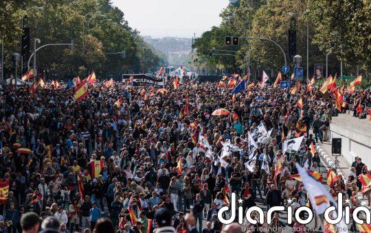 Miles de personas se manifiestan contra el Gobierno en Madrid y piden elecciones generales ya: "Sánchez dimisión"