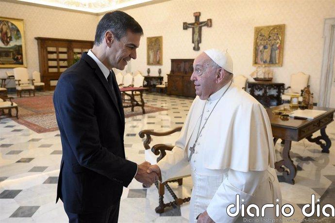 El presidente del Gobierno, Pedro Sánchez (i), es recibido en audiencia por el Papa Francisco (d), en la Biblioteca Apostólica del Vaticano, a 11 de octubre de 2024, en Ciudad del Vaticano (Ciudad del Vaticano).