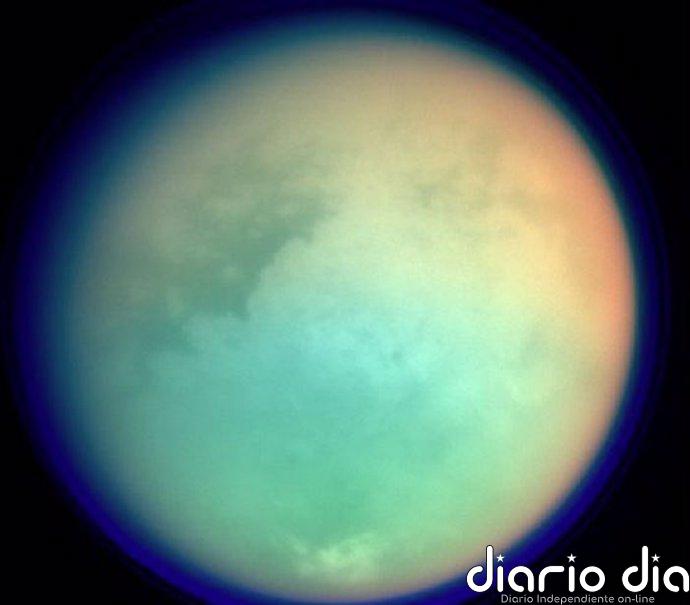 Titán está recubierto de una corteza aislante rica en metano Archivo - Imagen de Titán obtenida en infrarrojo por la misión Cassini/Huygens