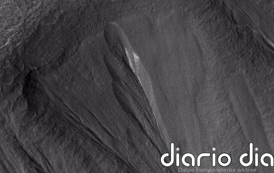 Un estudio sugiere que los microbios podrían encontrar un hogar potencial bajo el agua helada de la superficie de Marte