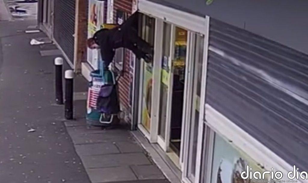 Una anciana se vuelve viral tras quedarse colgando en el aire por culpa de las persianas de una tienda