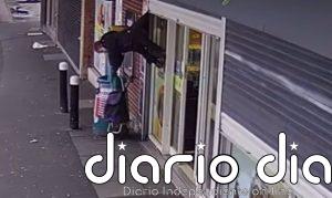Una anciana se vuelve viral tras quedarse colgando en el aire por culpa de las persianas de una tienda