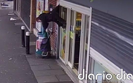 Una anciana se vuelve viral tras quedarse colgando en el aire por culpa de las persianas de una tienda