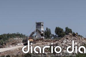 Una excavadora militar Israel derriba una torre de observación de los 'cascos azules' en el sur de Líbano