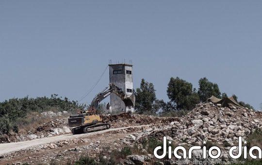 Una excavadora militar Israel derriba una torre de observación de los 'cascos azules' en el sur de Líbano