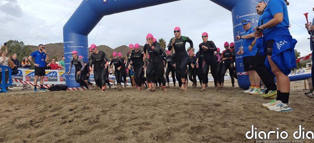 Unos 300 triatletas se dieron cita el sábado en Almería en la XII edición del Triatlón Cabo de Gata-Níjar
