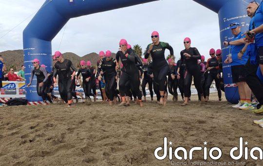 Unos 300 triatletas se dieron cita el sábado en Almería en la XII edición del Triatlón Cabo de Gata-Níjar