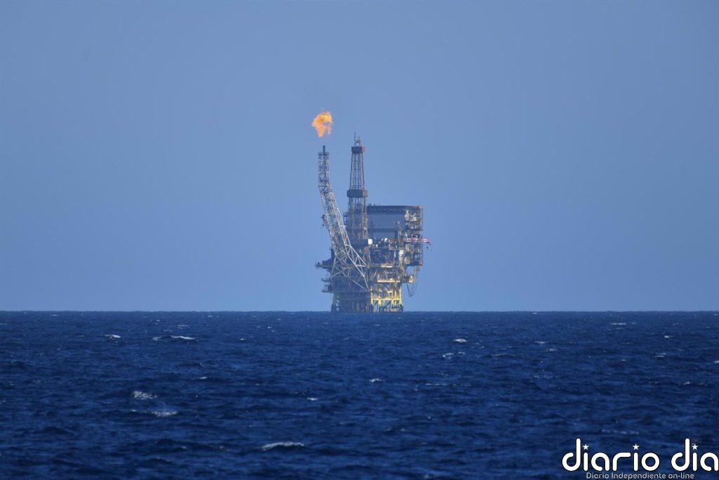 El petróleo repunta casi un 2% tras posponer la OPEP+ el aumento de su producción