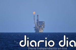 El petróleo repunta casi un 2% tras posponer la OPEP+ el aumento de su producción