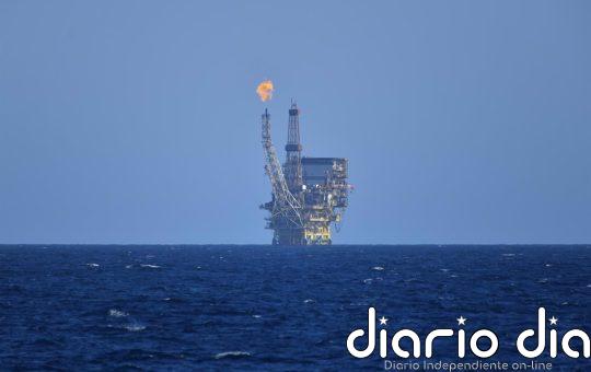 El petróleo repunta casi un 2% tras posponer la OPEP+ el aumento de su producción