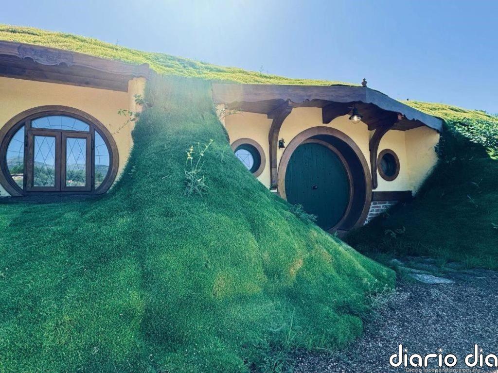 El pueblo en la Sierra de Gredos que permite dormir en una aldea Hobbit de cuento al estilo 'El Señor de los Anillos'