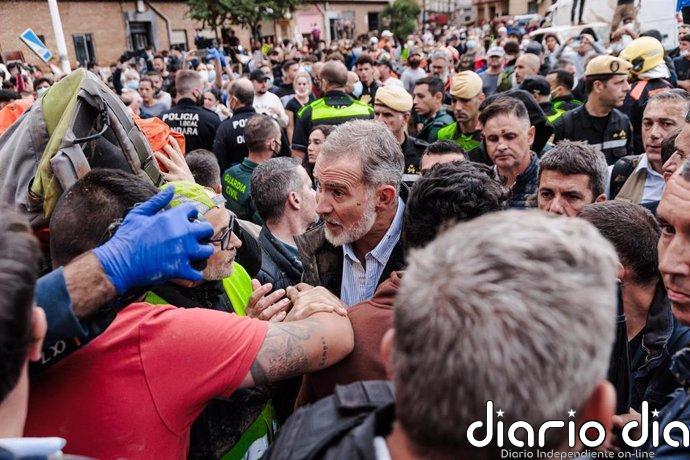 El Rey volverá a Valencia el martes para visitar a las unidades militares que ayudan tras la DANA El Rey Felipe VI durante su visita a una zona afectada por la DANA, a 3 de noviembre de 2024, en Paiporta