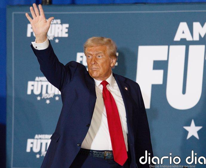 29 October 2024, US, Drexel Hill: Former US&nbsp;President and Republican presidential candidate, Donald Trump, waves during the roundtable of 'Building America's Future' coalition, at the Drexelbrook Event Center.