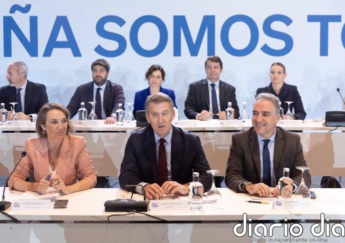 Feijóo pide a Mazón que no deje de reconocer "errores" y carga contra Sánchez por su "ofensivo cálculo político"