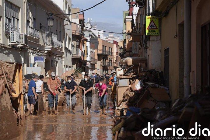 La Generalitat eleva a 210 la cifra de fallecidos por la DANA Varias personas trabajan en una zona afectada por la DANA, a 2 de noviembre de 2024, en Paiporta, Valencia