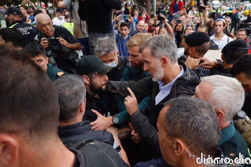 Los Reyes, Sánchez y Mazón, recibidos con gritos y lanzamiento de objetos en Paiporta