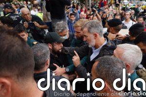 Los Reyes, Sánchez y Mazón, recibidos con gritos y lanzamiento de objetos en Paiporta