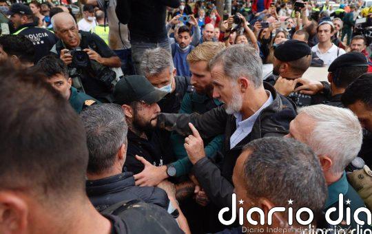 Los Reyes, Sánchez y Mazón, recibidos con gritos y lanzamiento de objetos en Paiporta