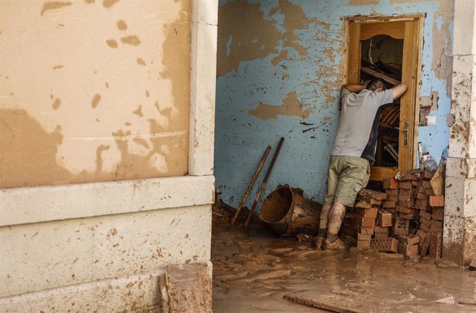 Mazón solicitará al Cecopi que se incorporen 5.000 militares más a las tareas de emergencia por la DANA Un hombre limpia los estragos ocasionados por la DANA, a 1 de noviembre de 2024, en Paiporta, Valencia