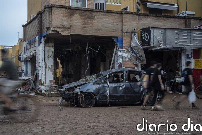 Rescatan con vida a una persona tras tres días atrapada en un coche en Benetússer Varias personas limpian los estragos ocasionados por la DANA, a 1 de noviembre de 2024, en Benetússer, Valencia