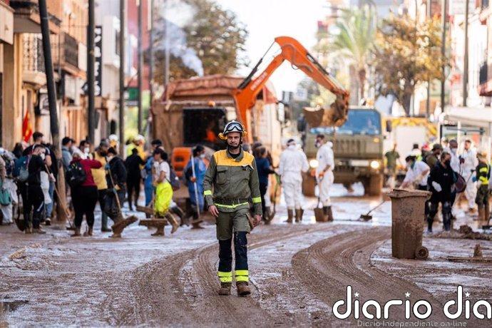 Restricciones a la movilidad e incorporación a colegios en una nueva semana tras la DANA Un bombero en una de las zonas afectadas por la DANA