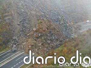 Un desprendimiento de tierra en la Autopista del Huerna obliga a cortar totalmente la AP-66 en Lena