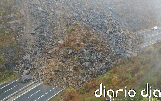 Un desprendimiento de tierra en la Autopista del Huerna obliga a cortar totalmente la AP-66 en Lena