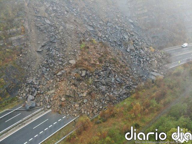 Un desprendimiento de tierra en la Autopista del Huerna obliga a cortar totalmente la AP-66 en Lena