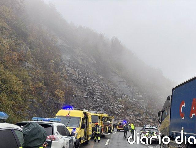La Guardia Civil en el lugar del argayo