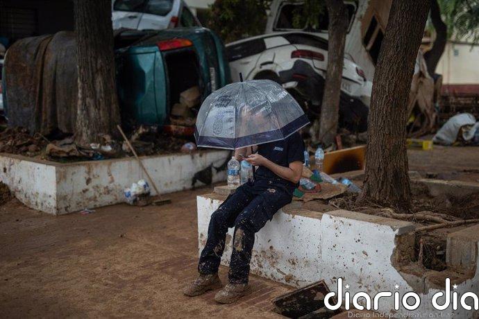Una DANA o borrasca fría dejará esta semana lluvias en Mediterráneo y nevará en el norte por la bajada de temperaturas Un hombre se protege de la lluvia con un paraguas, a 3 de noviembre de 2024, en Benetússer, Valencia, Comunidad Valenciana (España).