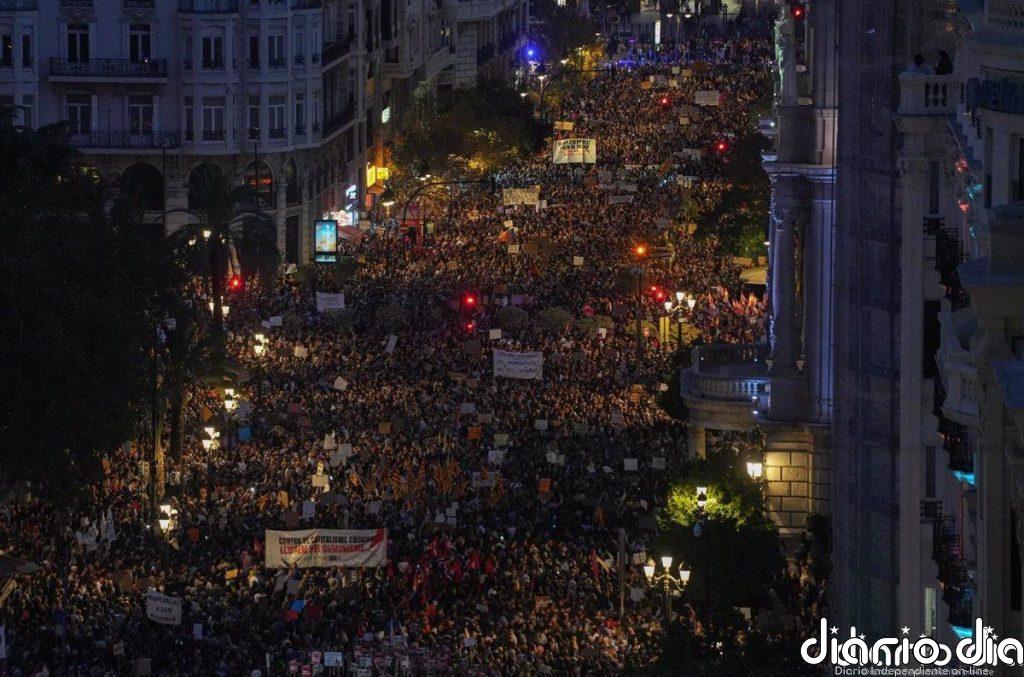 Una manifestación de "rabia y duelo" exige la dimisión del Consell de Mazón: "No han sabido gestionar"
