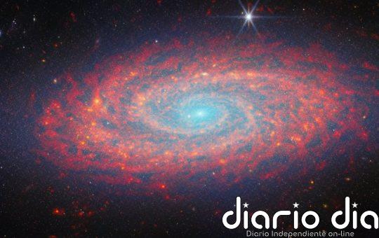 Webb traza en infrarrojo una galaxia espiral a 40 millones de años luz
