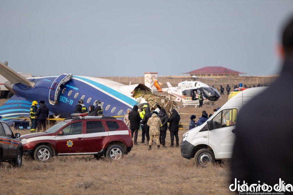 Al menos 38 muertos y 29 heridos tras estrellarse un avión azerbaiyano en Kazajistán