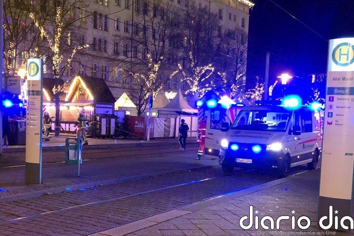 Servicios de emergencias en el mercado navideño de Magdeburgo tras el atropello del coche a varias personas. 