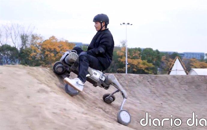 China presenta un robot capaz de llevar adultos por terreno abrupto