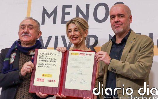 Díaz firma con CCOO y UGT el acuerdo para rebajar la jornada en 2025: "Es un momento de altura histórica"