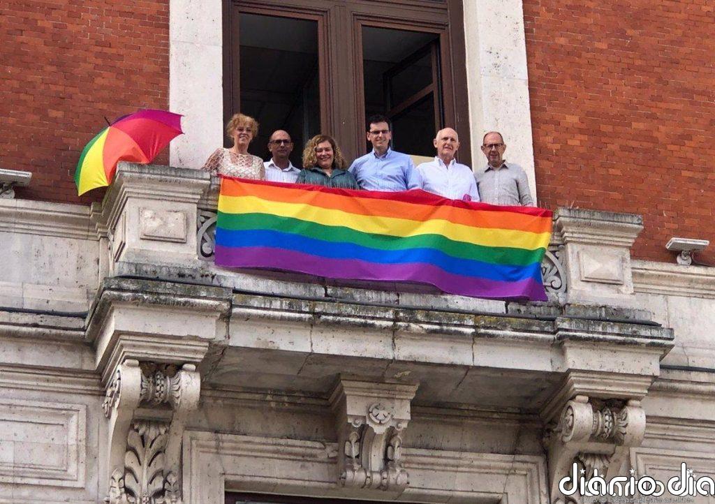 El Supremo avala colocar la bandera LGBTI en edificios públicos el día del orgullo gay por no ser un símbolo partidista